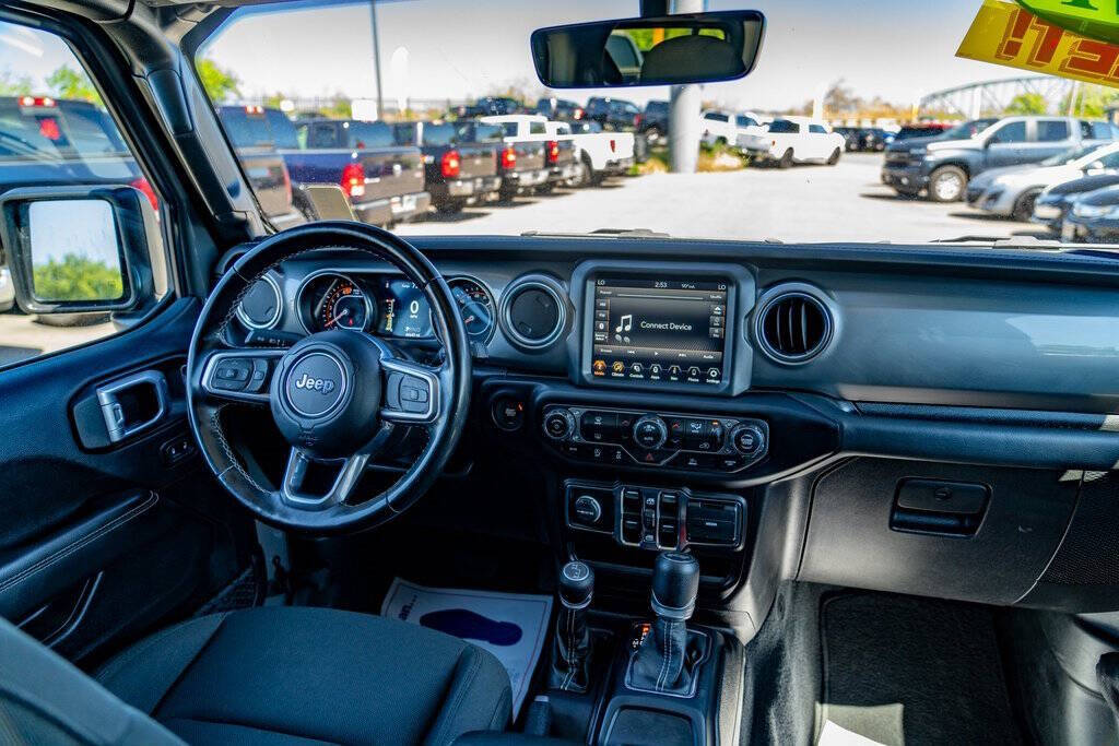 2021 Jeep Wrangler Unlimited for sale at Auto Destination in Puyallup, WA