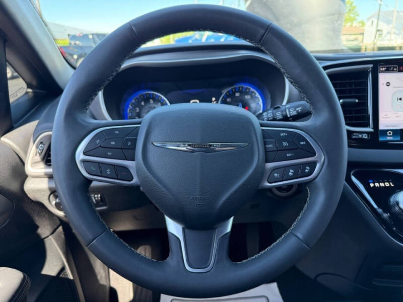 2025 Chrysler Pacifica Select