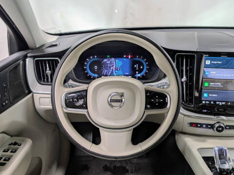 2024 Volvo XC60 B5 Ultimate Dark Theme