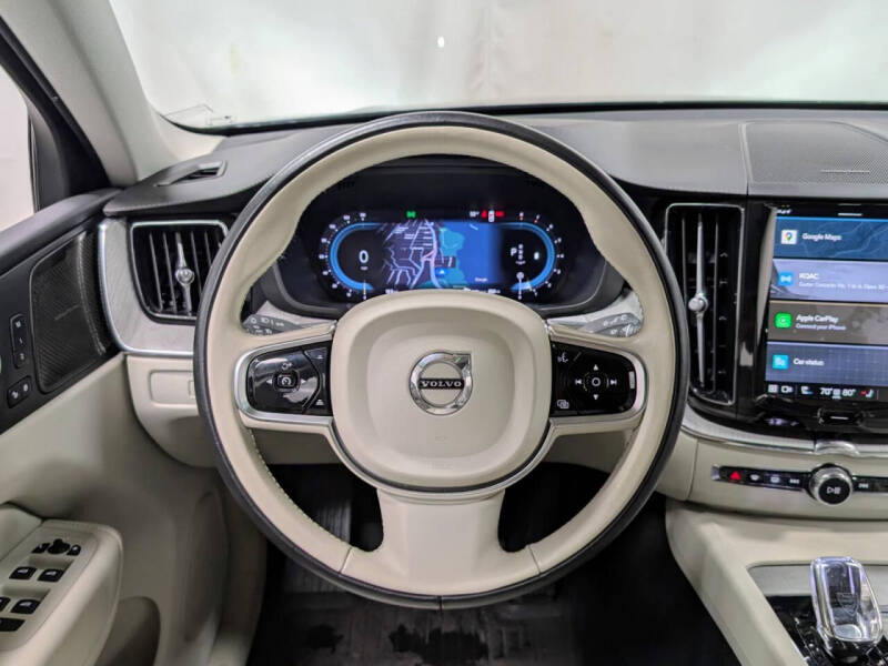 2024 Volvo XC60 B5 Ultimate Dark Theme