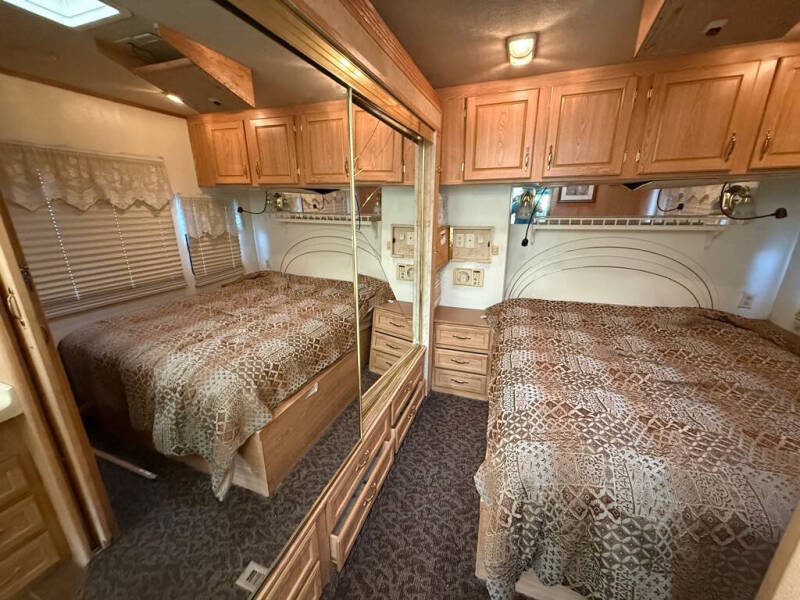 2005 Freightliner XCS Chassis
