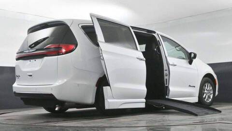 2025 Chrysler Pacifica Select