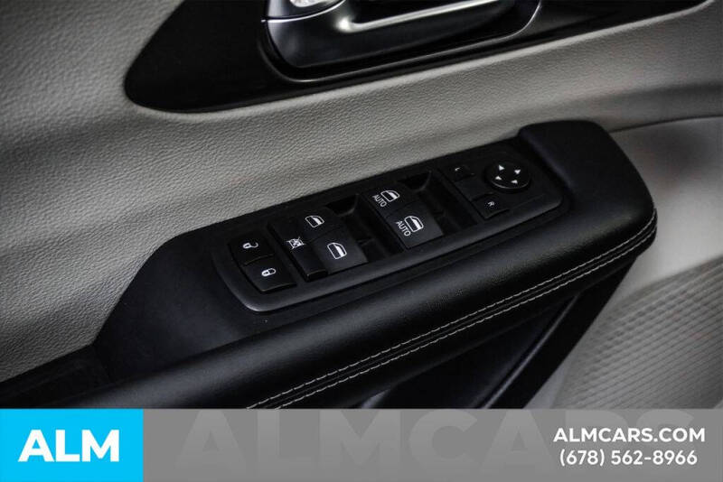 2024 Chrysler Pacifica Plug-In Hybrid Select