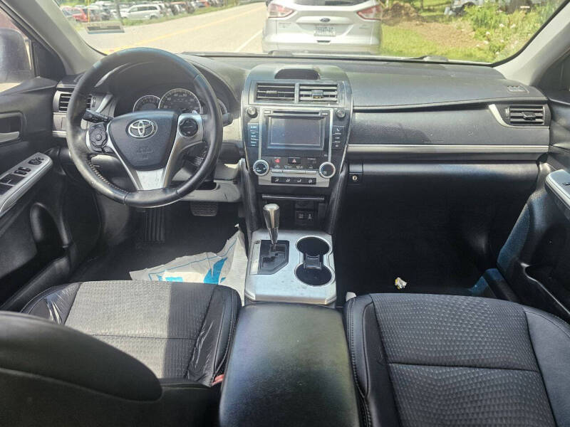 2014 Toyota Camry SE's photo