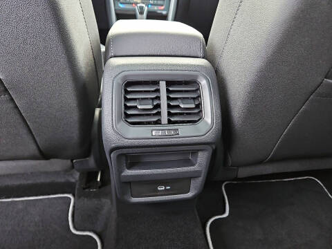 2025 Volkswagen Taos SE Black