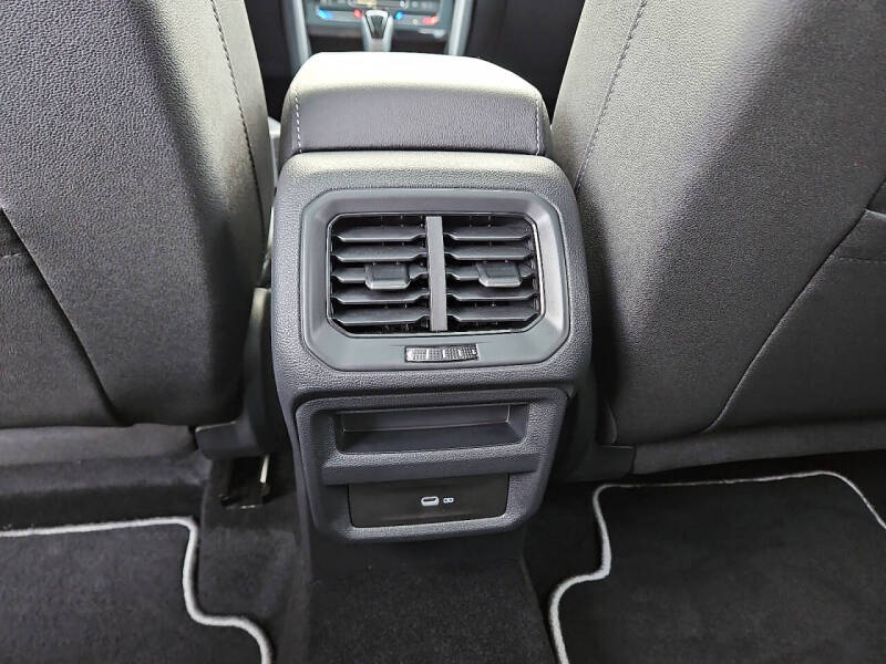 2025 Volkswagen Taos SE Black