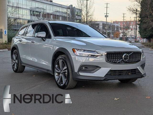 2025 Volvo V60 Cross Country B5 Plus