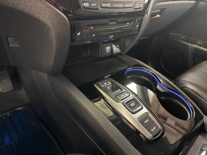 2019 Honda Pilot Touring w/Rear Captain's Chairs
