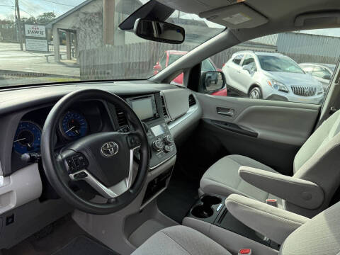 2018 Toyota Sienna LE 7-Passenger Auto Access Seat