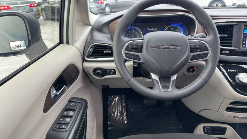 2022 Chrysler Voyager LX