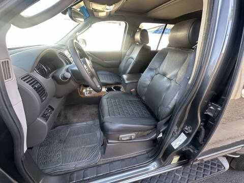 2005 Nissan Pathfinder LE