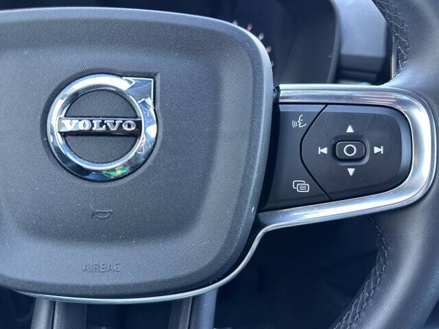 2025 Volvo XC40 B5 Core Bright Theme