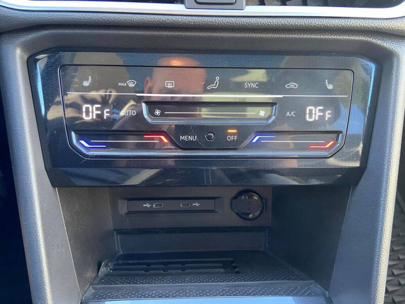 2025 Volkswagen Taos SE 4Motion