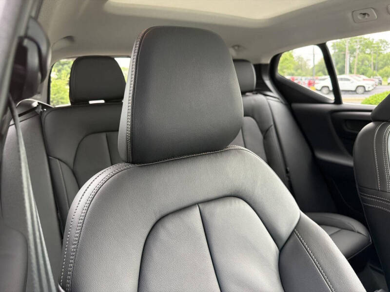 2024 Volvo XC40 B5 Ultimate Bright Theme
