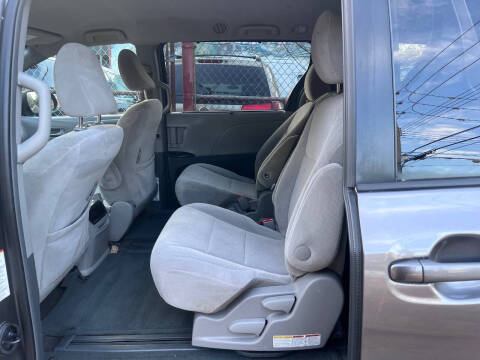2017 Toyota Sienna LE 8-Passenger
