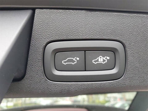 2025 Volvo XC60 B5 Core Dark Theme