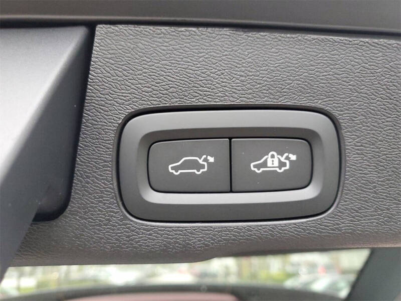 2025 Volvo XC60 B5 Core Dark Theme