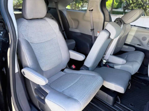 2022 Toyota Sienna LE 8-Passenger
