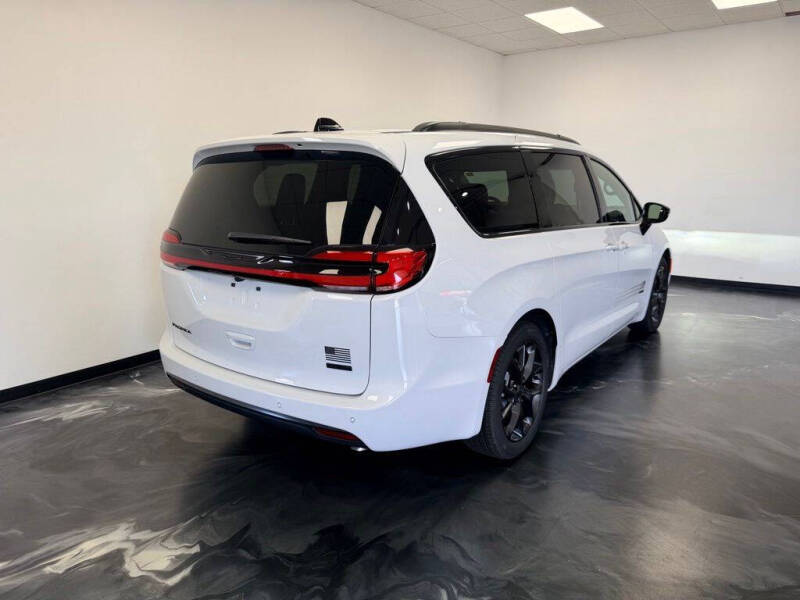 2027 Chrysler Pacifica Select