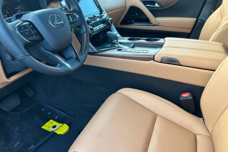 2025 Lexus LX 700h Luxury