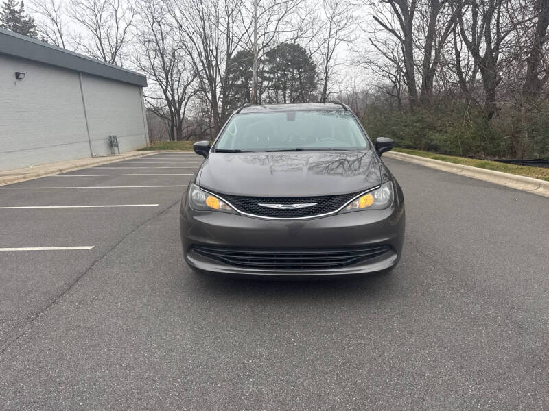 2017 Chrysler Pacifica Touring's photo