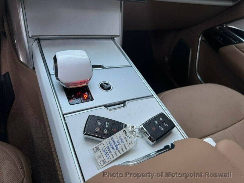 2025 Land Rover Range Rover P615 SV LWB