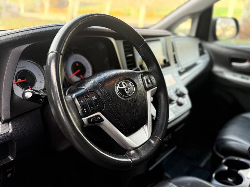 2017 Toyota Sienna SE Premium 8-Passenger