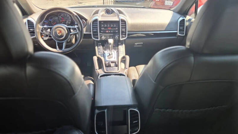 2017 Porsche Cayenne Platinum Edition