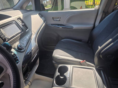 2013 Toyota Sienna SE 8-Passenger