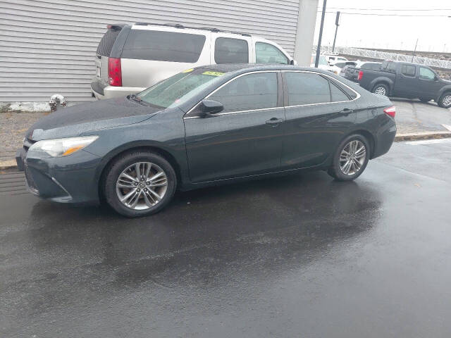 2015 Toyota Camry SE's photo