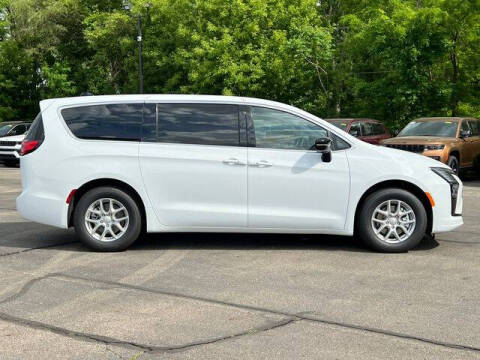 2027 Chrysler Pacifica Select
