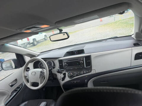 2012 Toyota Sienna SE 8-Passenger