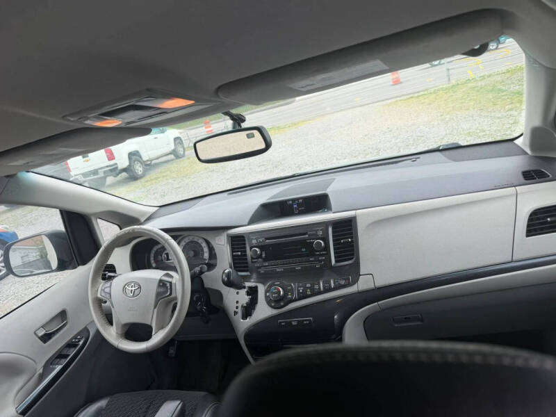 2012 Toyota Sienna SE 8-Passenger