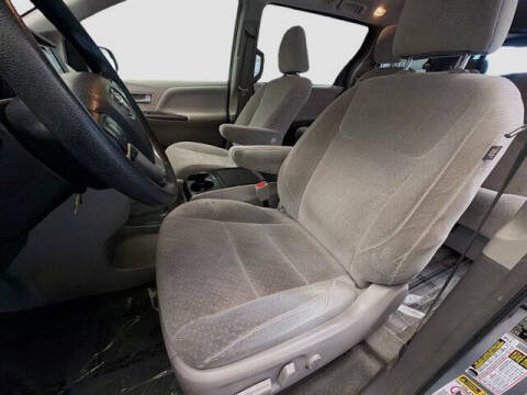 2017 Toyota Sienna LE 7-Passenger Auto Access Seat