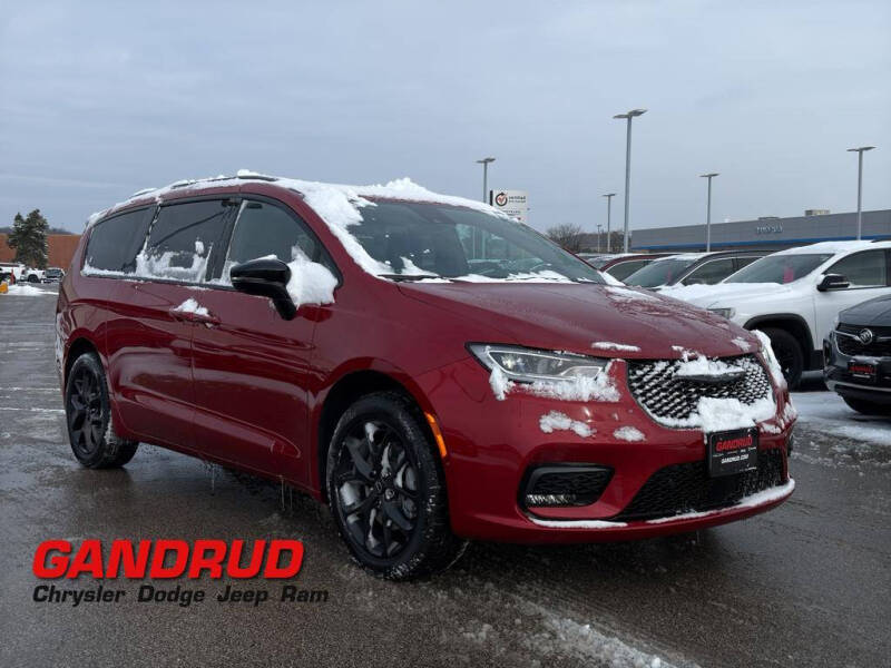 2026 Chrysler Pacifica Limited's photo