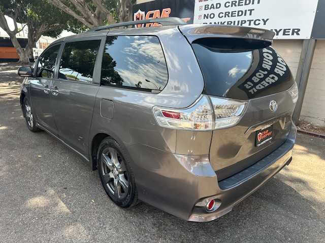 2017 Toyota Sienna SE Premium 8-Passenger
