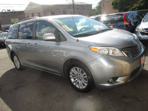 2014 Toyota Sienna XLE 8-Passenger