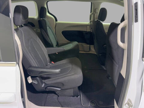 2022 Chrysler Voyager LX