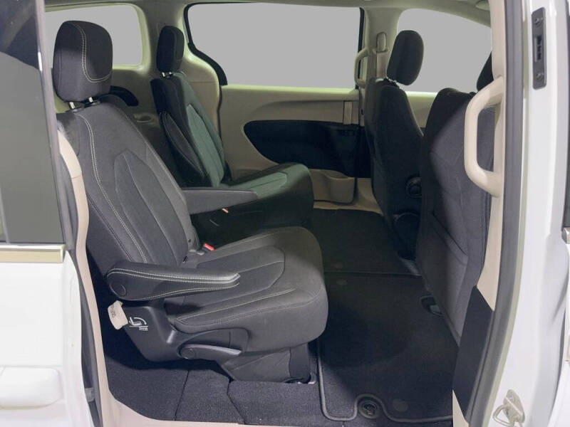 2022 Chrysler Voyager LX