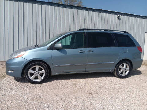 2006 Toyota Sienna for sale at PURKEYS USED CARS in Coffeyville KS
