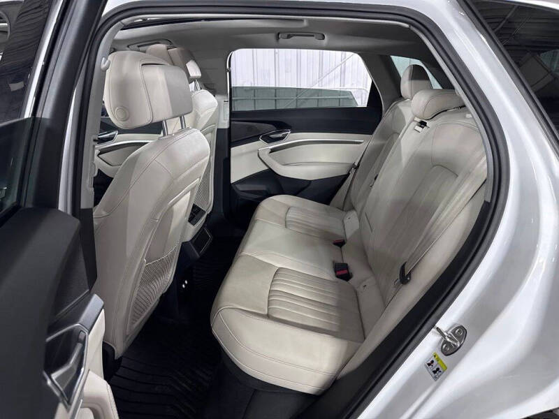 2019 Audi e-tron quattro Premium Plus