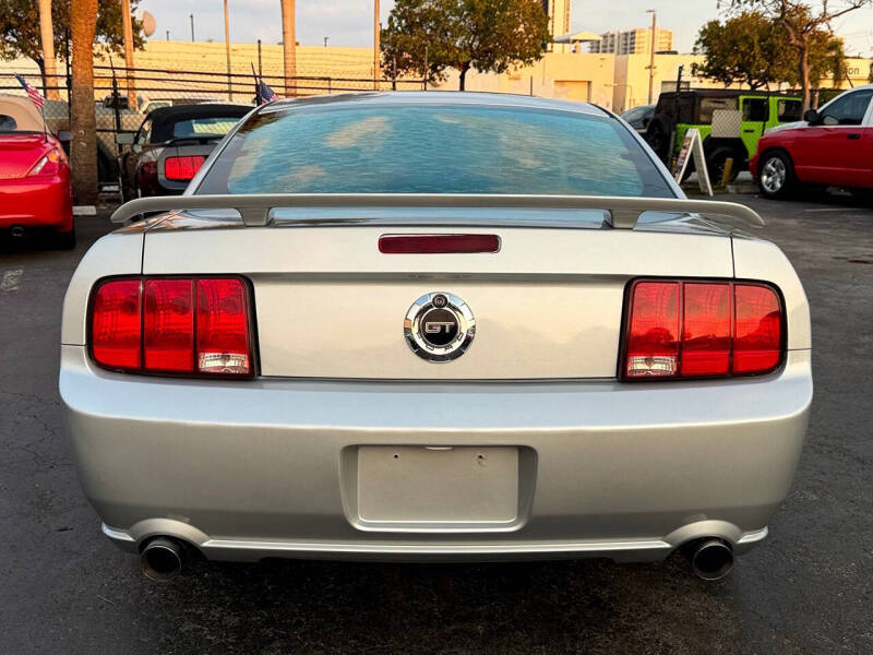 2005 Ford Mustang GT Deluxe