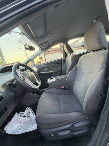 2014 Toyota Prius v Five