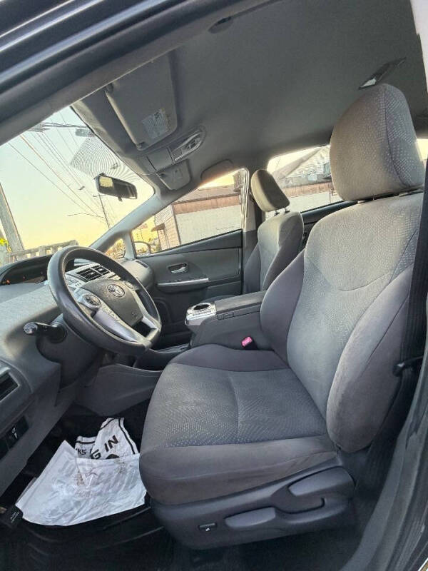 2014 Toyota Prius v Five