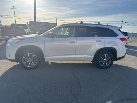 2017 Toyota Highlander for sale at First Choice Auto Sales in Bakersfield CA