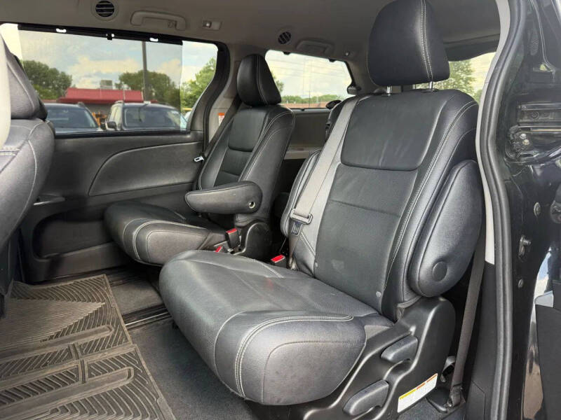 2017 Toyota Sienna SE 8-Passenger