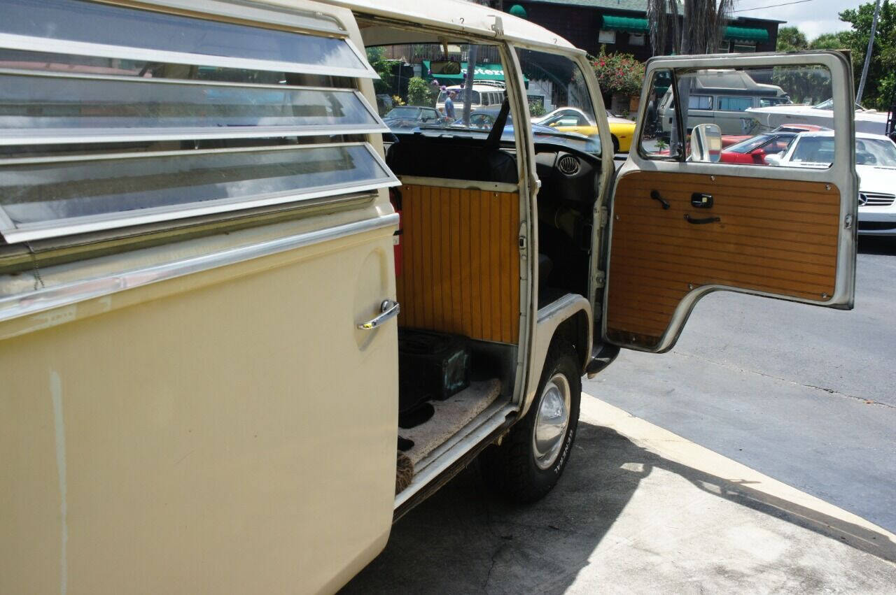 1970 Volkswagen Bus 13