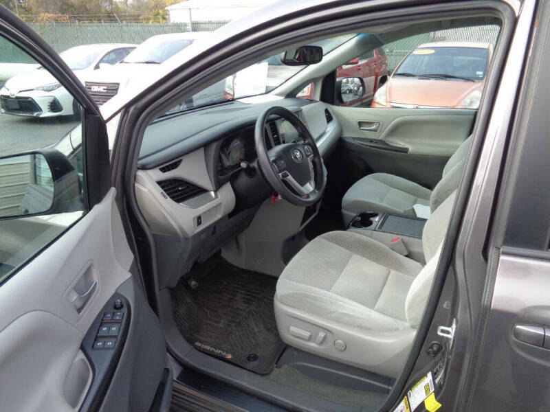 2017 Toyota Sienna LE's photo