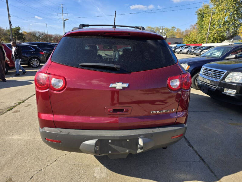 2010 Chevrolet Traverse 2LT photo 4