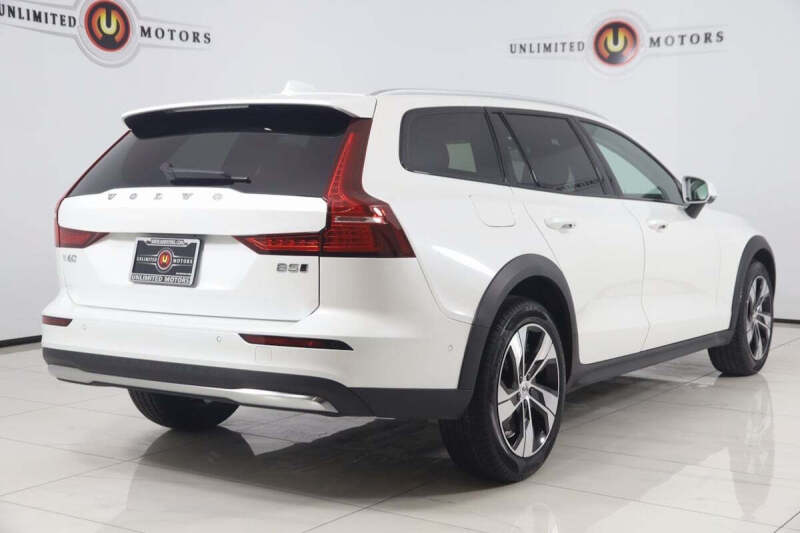2024 Volvo V60 Cross Country B5 Plus